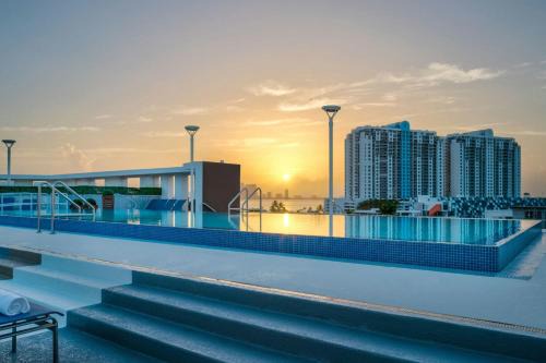 West Avenue Hotel | Residence Inn by Marriott Miami Beach South Beach