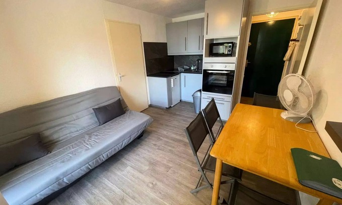 Les Sablettes Apartment | Residence La Croisette B - Air-conditioned apartment with 1 bedroom close to the beach of the Sablettes