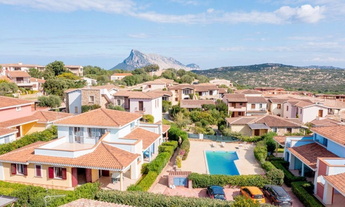 Monte Petrosu Apartment | Residence La Tartaruga Garden with swimming pool
