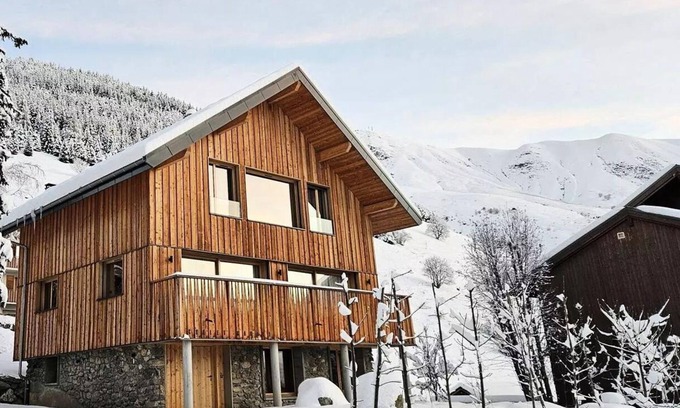 Saint-Sorlin-d'Arves Ski Chalet | Residence Le Pré - Chalet new village heart for 14 people with piste view