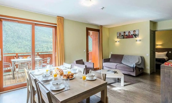 Vaujany Apartment | Residence Les Epinettes * - 2 Rooms Cabin + Sleeping Area 8 People