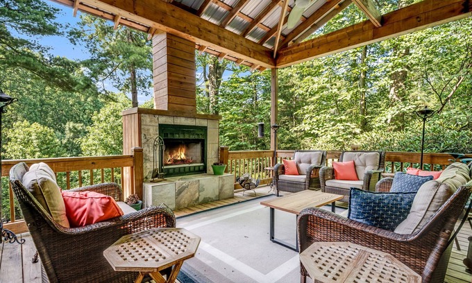 Saluda Cabin | Resilience Road Cabin: pet friendly, walk to downtown Saluda, near hiking!