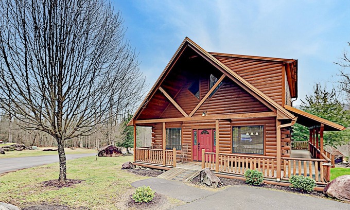 White Oak Lodge Cabin | Resort cabin with private hot tub, pools, playground & trails - dog-friendly