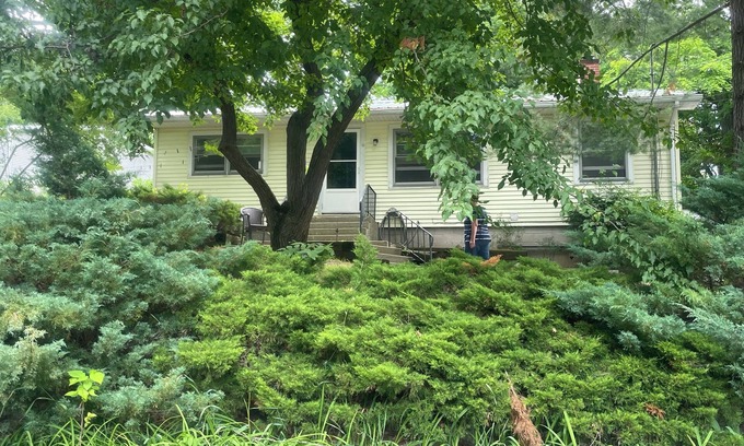 Ludington Cottage | Resort cottages on 650’ of frontage to Hamlin lake.