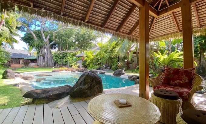 Lanikai House | Resort-like Beachside Kailua Lanikai, Pool, AC , WIFI, Kayaks, 50% Discounts