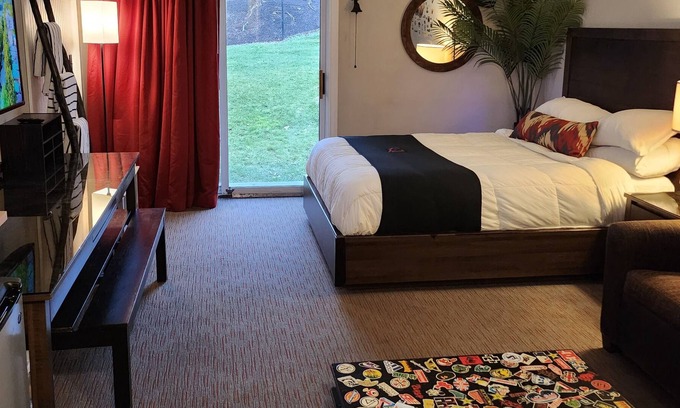 Vernon House | Resort room IN Minerals Resort and Spa!