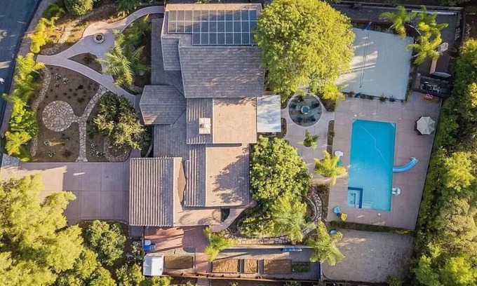 Lake Hodges House | Resort-Style 5 BR Retreat in Lake Hodges W Pool, Jacuzzi, Grill, Volleyball Cour