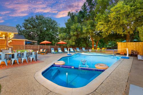 Lake Dallas House | Resort Style Backyard Pool Pickleball Court