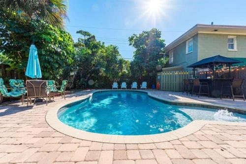 Lake Park Villa | Resort-style Estate w/Pvt Guest Suites- Sleeps 15