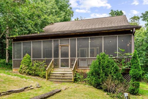 Luray House | Resplendent Cabin Haven near Shenandoah River in Virginia