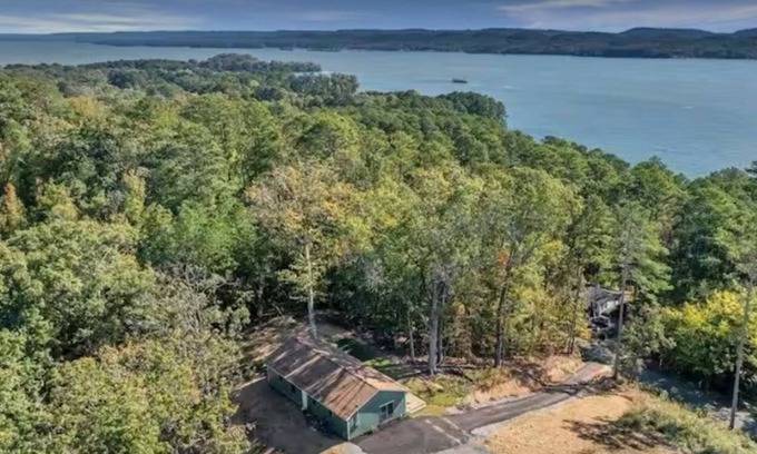 Guntersville House | Rest & Repeat Comfy Cosey - Charm Lake Guntersville