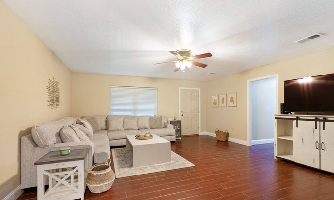 South Baton Rouge House | Restaurants, Shopping, LSU - Trendy Remodel Excellent Location - Siegen and I-10