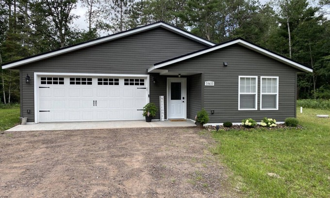 Hayward House | Restful Escape: Pet-Friendly 3BR with Trail Acc & Game Rm