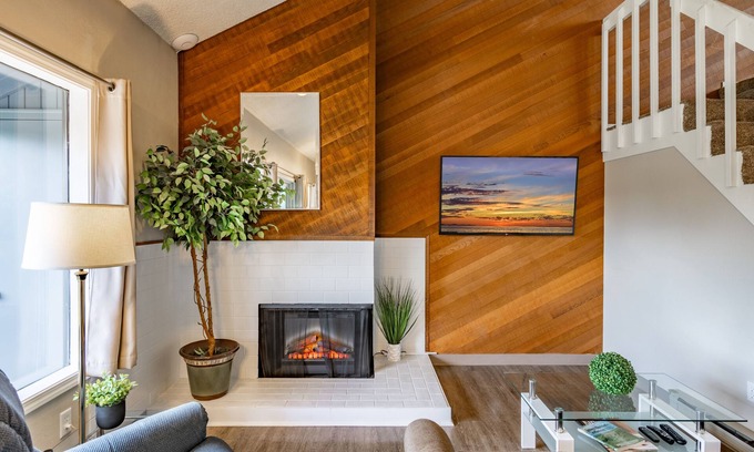 Birch Bay Condo | Restful Haven w King bed & Hot Tub - 208