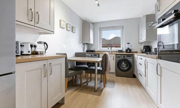 Bellshill Apartment | RestfullHaven:your own room in an apartment having double/shared bathroom/kitchn