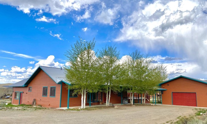 Gunnison House | Retreat at the Rocks! Quiet retreat near Hartman’s w/Hottub & 150” movie screen!