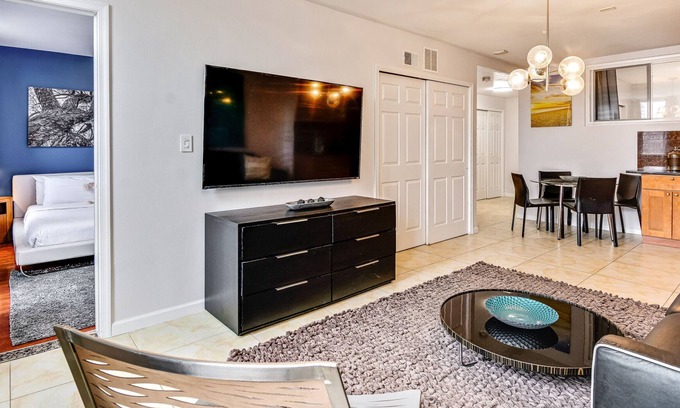 Chinatown Apartment | Retreat in a stylish 2B Apartment
