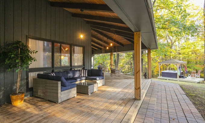 Murfreesboro House | Retreat on 3 Acres w Kayaks/Hot Tub/Fire-pit