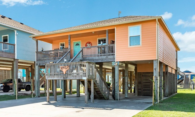 Crystal Beach House | Retreat | Steps to Beach | Group Ready | Sleeps 8
