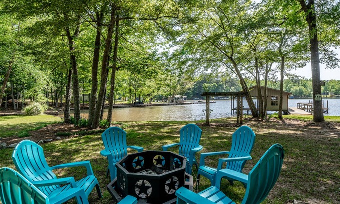 Eatonton House | Retreat to the Lake: Vintage Appeal, Hi-Speed Fiber Optic Wi-Fi and a Pool Table