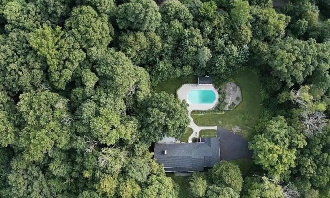 Warwick House | Retreat with Hot Tub, 10 Min to Skiing, Fireplace and Firepit!