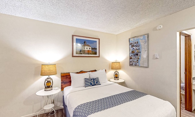 Bandon House | Retro beach room near downtown with fast WiFI - walk to shops & eateries