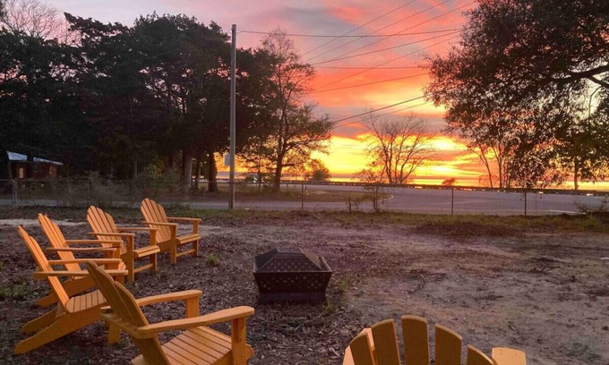 Fort Walton Beach - Destin Cottage | Retro by the Bay Close to Beach Eglin PetFriendly