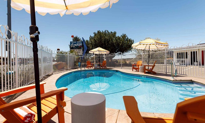 Kanab Apartment | Retro Chic l Swim & stargaze at Quail Park Lodge