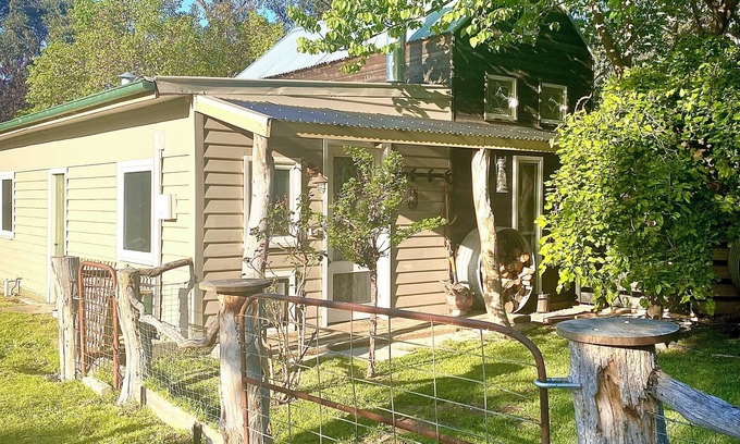 Wallington Cottage | Retro Dog Friendly Farm Cottage near Ocean Grove with pet donkeys! New listing!
