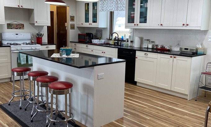 Green Bay House | Retro House/Titletown/Lambeau area