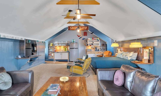 Faubourg Marigny Bed & Breakfast | Retro Loft | Walk-in Shower | Pool & Balcony