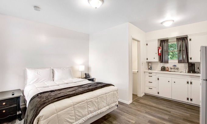 Nahcotta House | Retro motel suite near the bayshore with firepit & WiFi