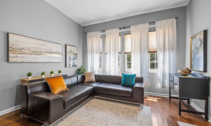 Downtown Apartment | Retro Raleigh Downtown Flat Unit B~EV Chargers