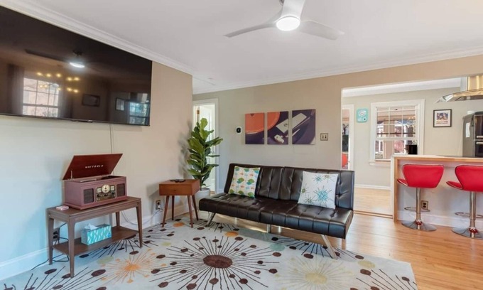 East Raleigh House | Retro Retreat | Near Heart of Downtown | King