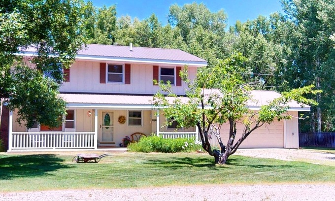 Gunnison House | Retro Retreat - Warm & Cozy