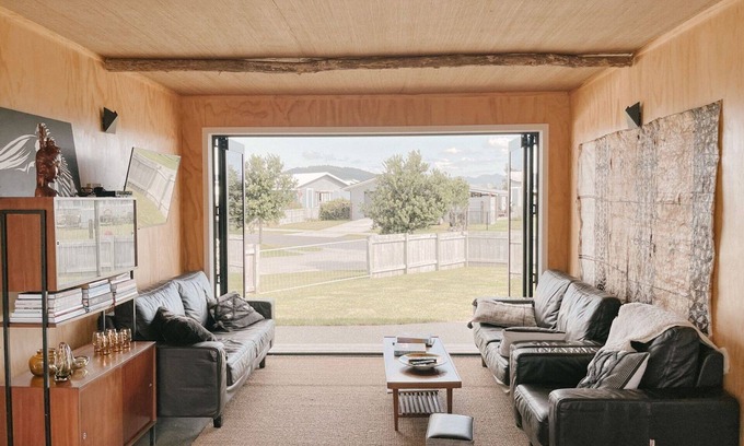 Matarangi House | Retro Style Beach Retreat - Matarangi Holiday Unit