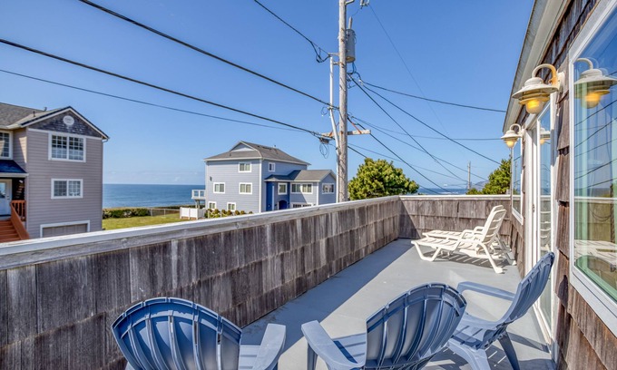 Lincoln City House | Retro-Surf Family Fun With Spacious Yard, Hot Tub, and Allows Dogs!