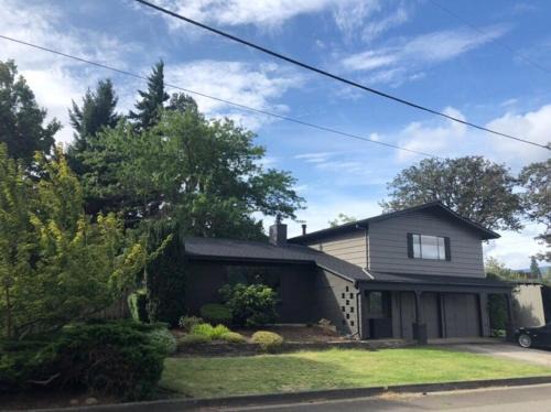 Hood River House | Retro West Near Indian Creek Golf Course - 30 day minimum home