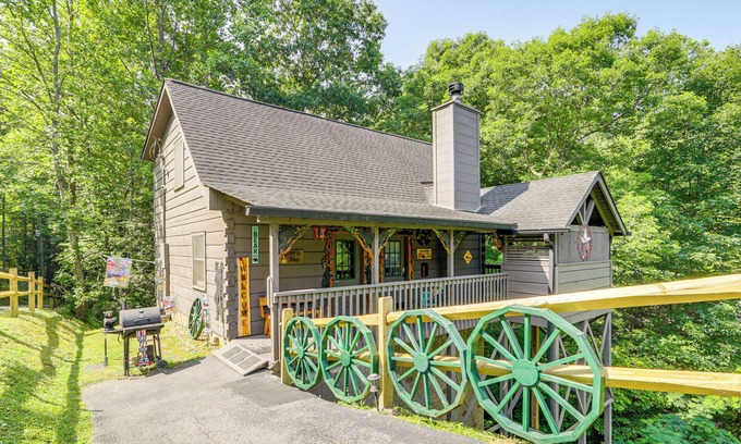 Gatlinburg - Pigeon Forge Cabin | Return to Eden Cabin w/Hot Tub: 4 Mi to Dollywood
