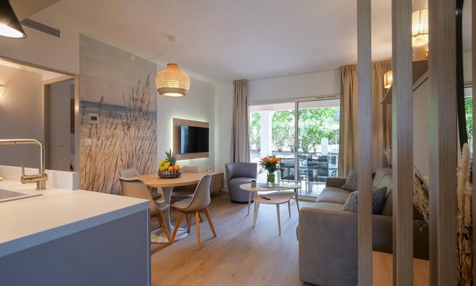 Cote d'Azur- French Riviera Apartment | Rêves de Provence 1 renovated vacation apartment Sea and beach 150 m away