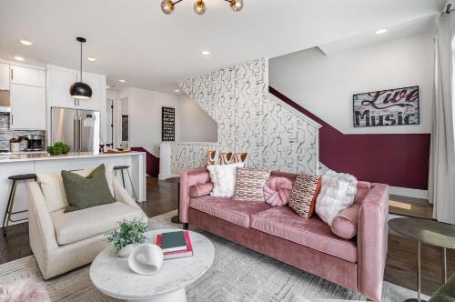 Katie Hill Neighborhood House | Revival-Rooftop Deck/Hot Tub-Mins to Broadway