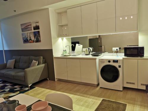 Bandar Tun Razak Apartment | REVO at AURORA PLACE, Pavilion 2, 5 Minutes To AXIATA ARENA BUKIT JALIL FREE WIFI by De Harlequins Guesthouse