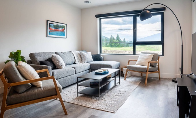 Revelstoke Condo | Revy's Peak Condo - Hot Tub with View