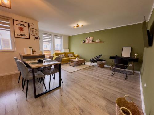 Tirgu Mures Apartment | Rhapsody Home - Urban quiet area with Parking&King Bed&Balcony