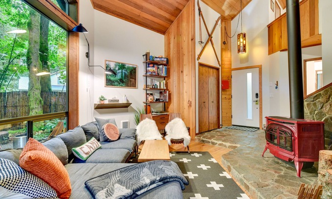 Mount Hood Village Cabin | Rhododendron Creekside Cabin w/Hot Tub & Fire Pit