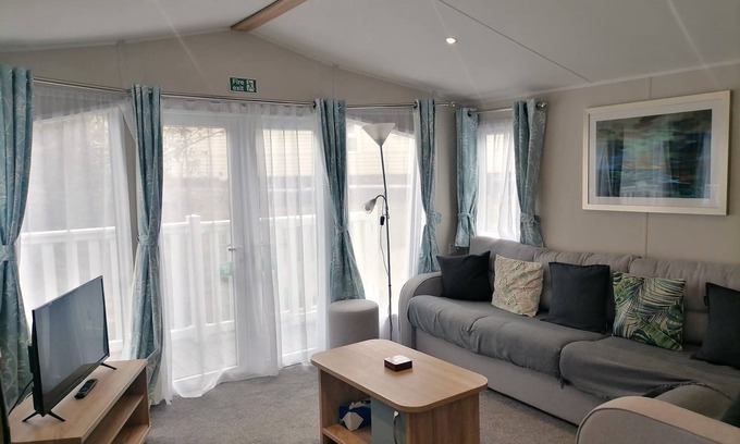 St Leonards-On-Sea Apartment | Rhodown - sun on the terrace all round