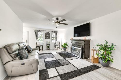 East Highland Park House | Richmond Home with Deck 1 Mi to Richmond Raceway!