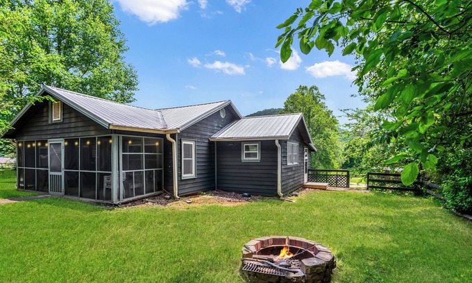 Suches Cabin | Rider’s Retreat in Suches, Pit Stop near Woody gap, fire pit, Views,Dog Friendly