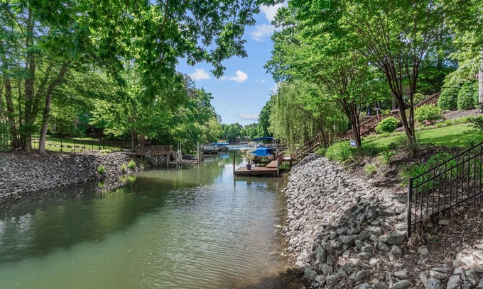 Mooresville House | Ridgetop Lakefront Retreat! Sleeps 16, Pets welcome! Boat Rental Available!