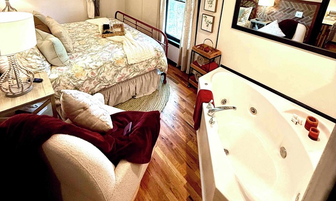 Eureka Springs Historic District Apartment | Ridgeway Bed & Brksfst Suite, Full Kitchen, Slps 4